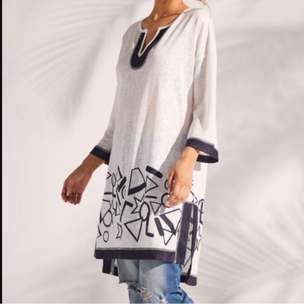 Simple by Suzanne Betro White & Black Abstract Notch Neck Tunic
